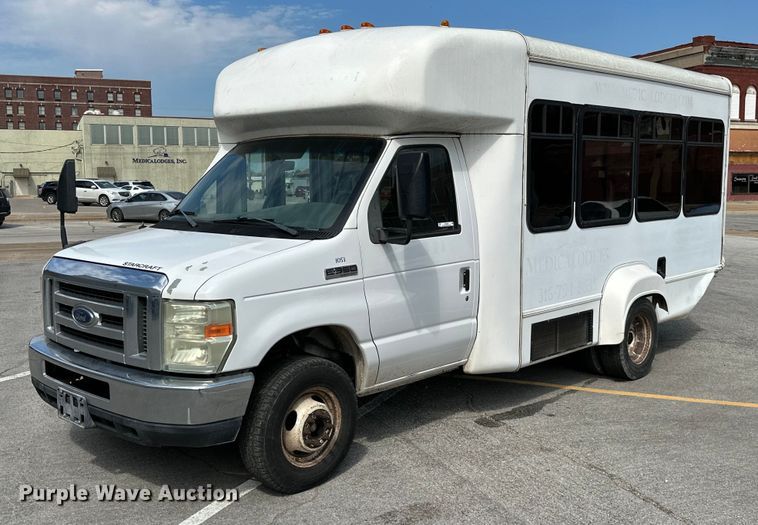 image for item KT9348 2008 Ford E350 Super Duty  shuttle bus