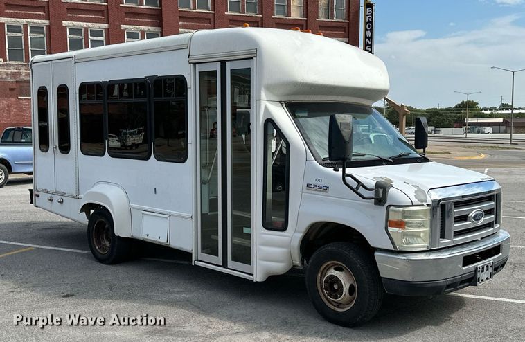 image for item KT9348 2008 Ford E350 Super Duty  shuttle bus