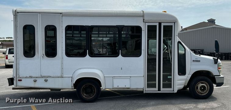 image for item KT9348 2008 Ford E350 Super Duty  shuttle bus