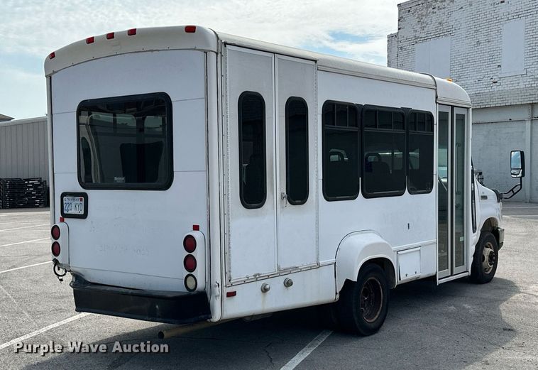 image for item KT9348 2008 Ford E350 Super Duty  shuttle bus