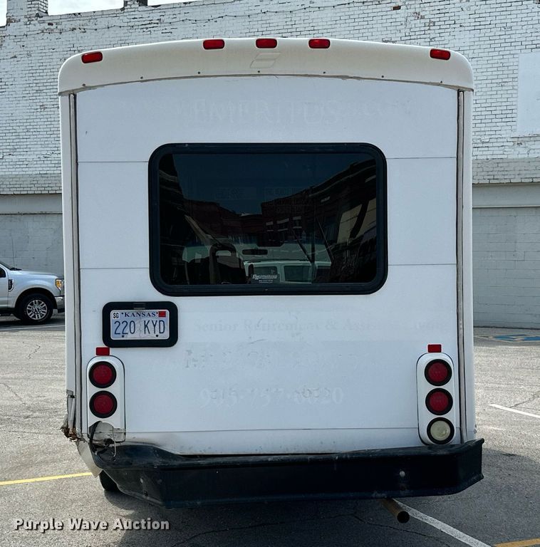 image for item KT9348 2008 Ford E350 Super Duty  shuttle bus