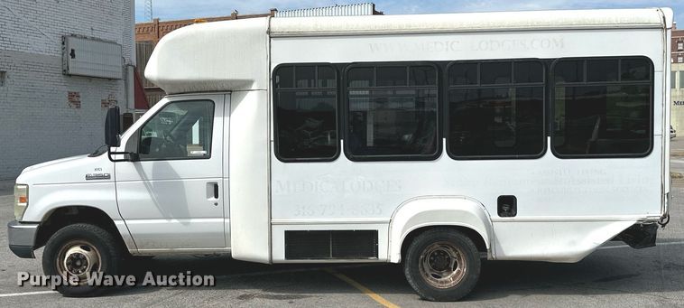 image for item KT9348 2008 Ford E350 Super Duty  shuttle bus