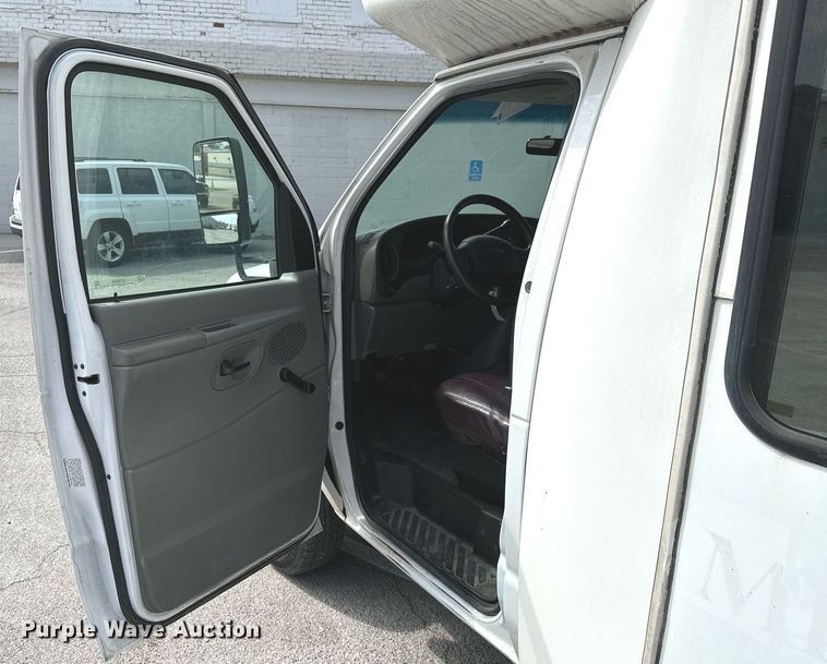 image for item KT9348 2008 Ford E350 Super Duty  shuttle bus