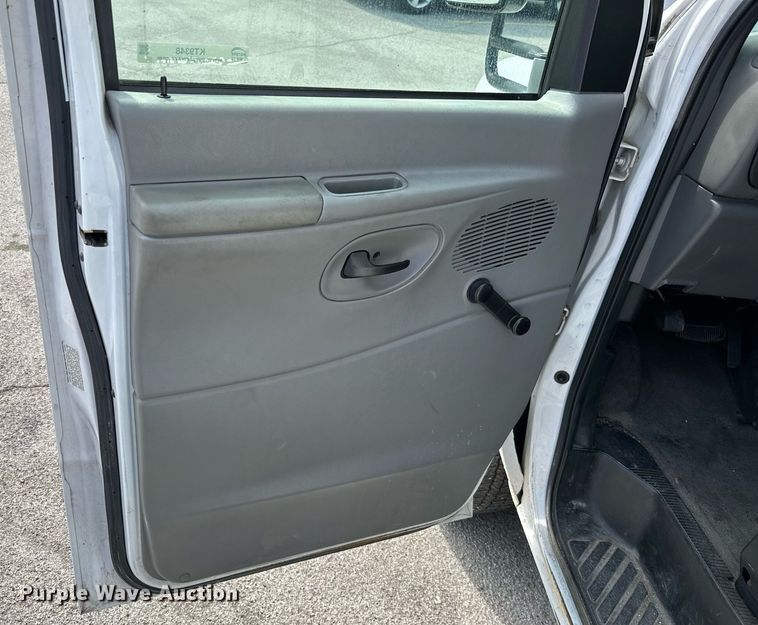 image for item KT9348 2008 Ford E350 Super Duty  shuttle bus