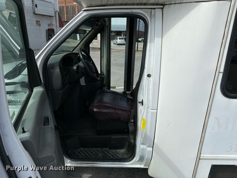 image for item KT9348 2008 Ford E350 Super Duty  shuttle bus