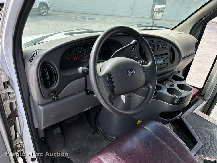 image for item KT9348 2008 Ford E350 Super Duty  shuttle bus