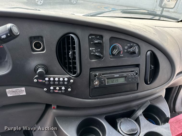image for item KT9348 2008 Ford E350 Super Duty  shuttle bus