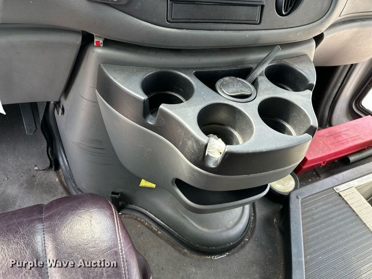 image for item KT9348 2008 Ford E350 Super Duty  shuttle bus