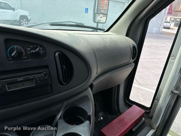 image for item KT9348 2008 Ford E350 Super Duty  shuttle bus