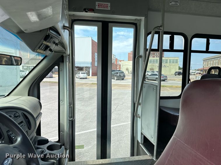 image for item KT9348 2008 Ford E350 Super Duty  shuttle bus