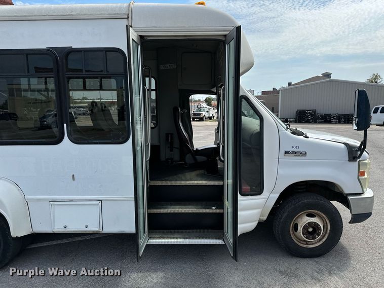 image for item KT9348 2008 Ford E350 Super Duty  shuttle bus