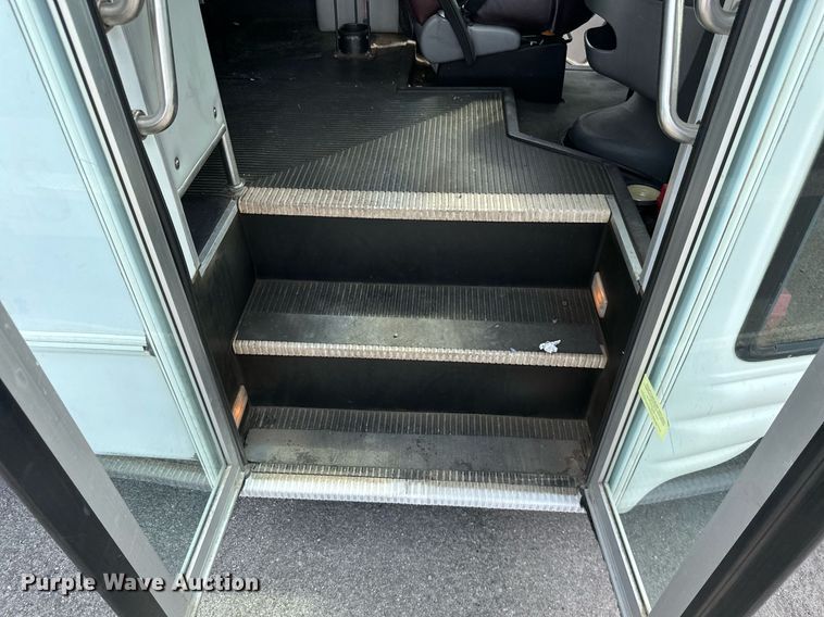 image for item KT9348 2008 Ford E350 Super Duty  shuttle bus