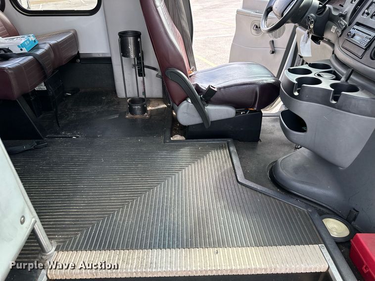 image for item KT9348 2008 Ford E350 Super Duty  shuttle bus