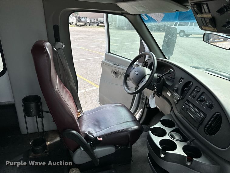 image for item KT9348 2008 Ford E350 Super Duty  shuttle bus