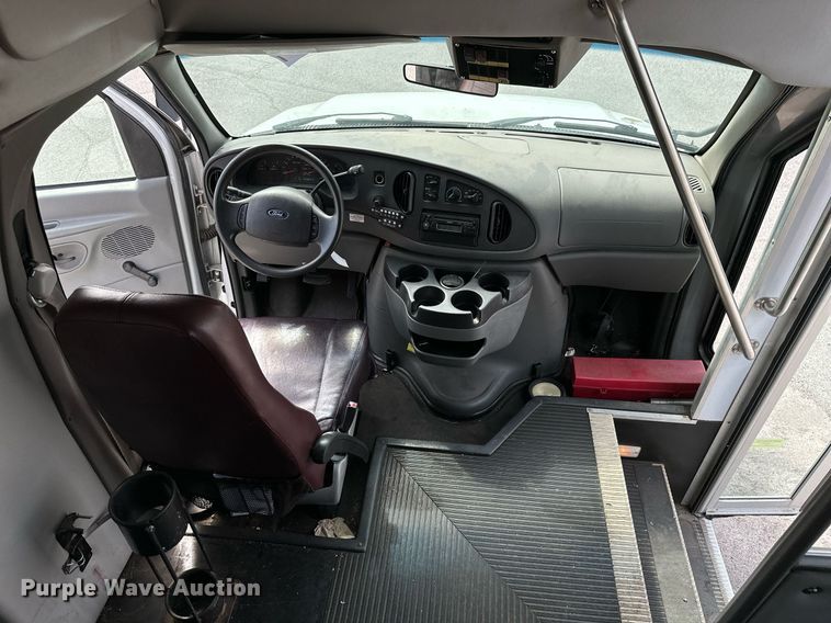 image for item KT9348 2008 Ford E350 Super Duty  shuttle bus