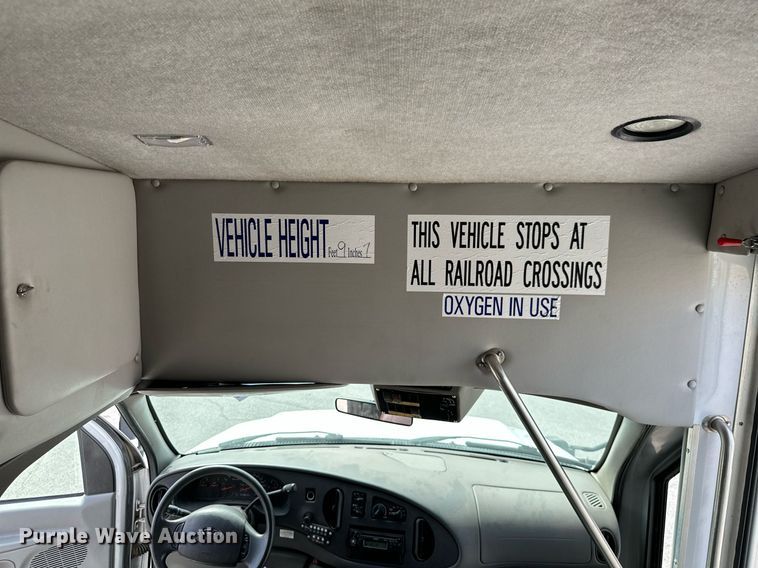 image for item KT9348 2008 Ford E350 Super Duty  shuttle bus