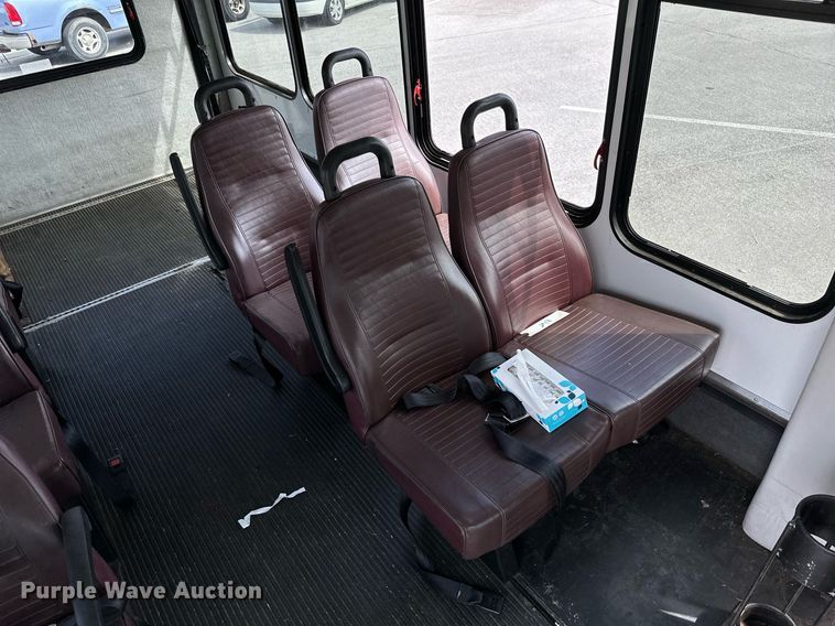 image for item KT9348 2008 Ford E350 Super Duty  shuttle bus