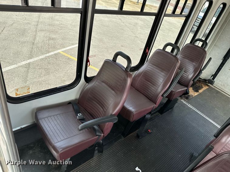 image for item KT9348 2008 Ford E350 Super Duty  shuttle bus