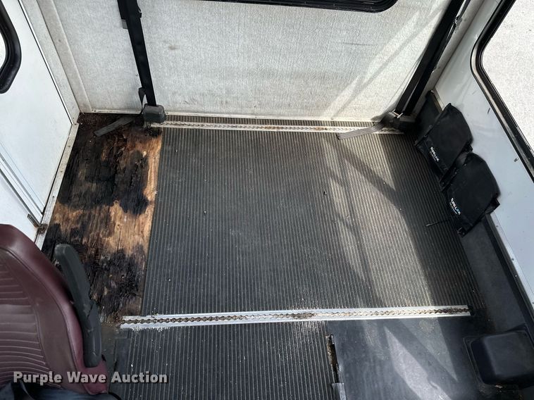 image for item KT9348 2008 Ford E350 Super Duty  shuttle bus