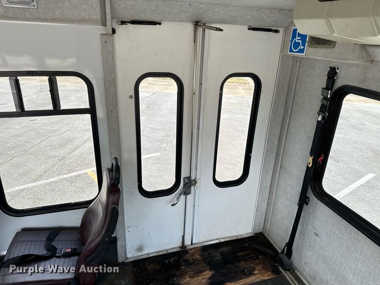 image for item KT9348 2008 Ford E350 Super Duty  shuttle bus