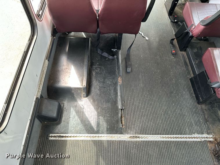 image for item KT9348 2008 Ford E350 Super Duty  shuttle bus