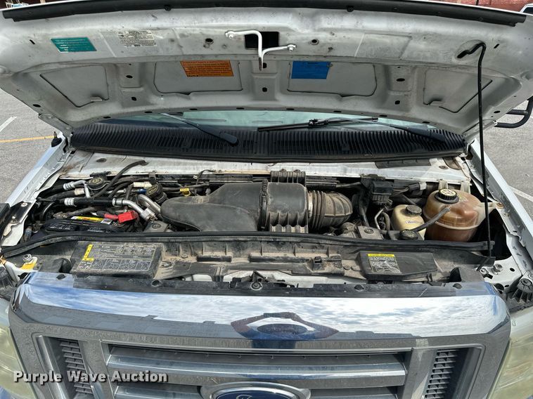 image for item KT9348 2008 Ford E350 Super Duty  shuttle bus