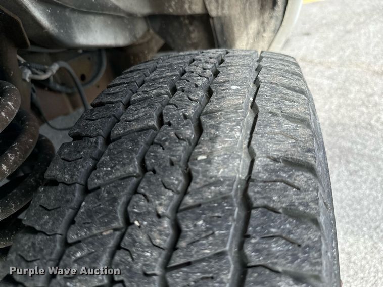 image for item KT9348 2008 Ford E350 Super Duty  shuttle bus