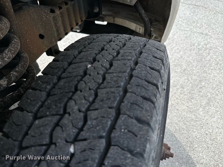 image for item KT9348 2008 Ford E350 Super Duty  shuttle bus