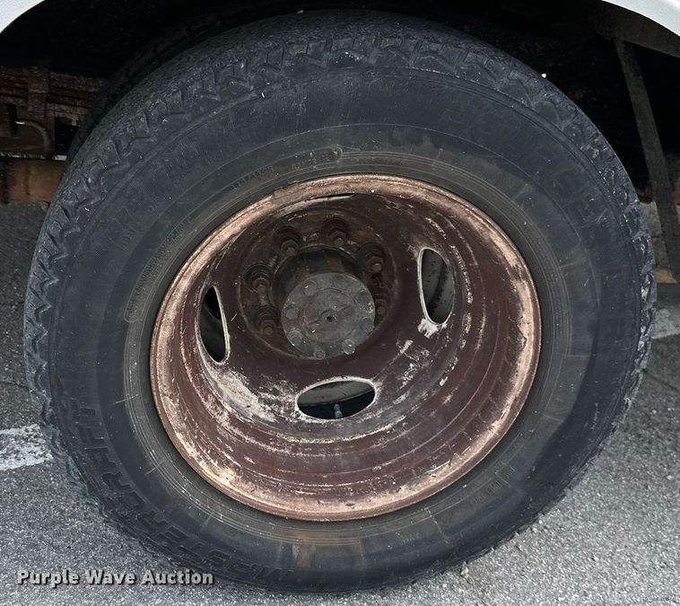 image for item KT9348 2008 Ford E350 Super Duty  shuttle bus