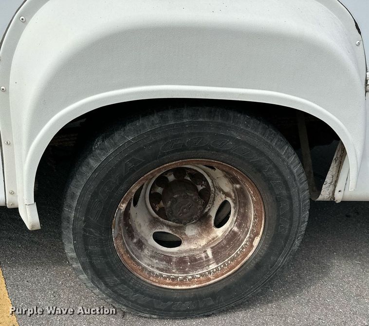 image for item KT9348 2008 Ford E350 Super Duty  shuttle bus