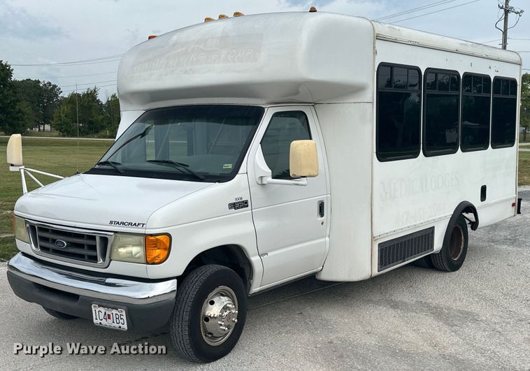 image for item KT9352 2004 Ford E350 Super Duty  shuttle bus