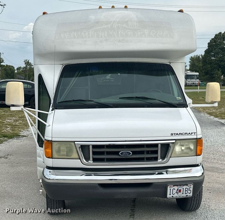 image for item KT9352 2004 Ford E350 Super Duty  shuttle bus