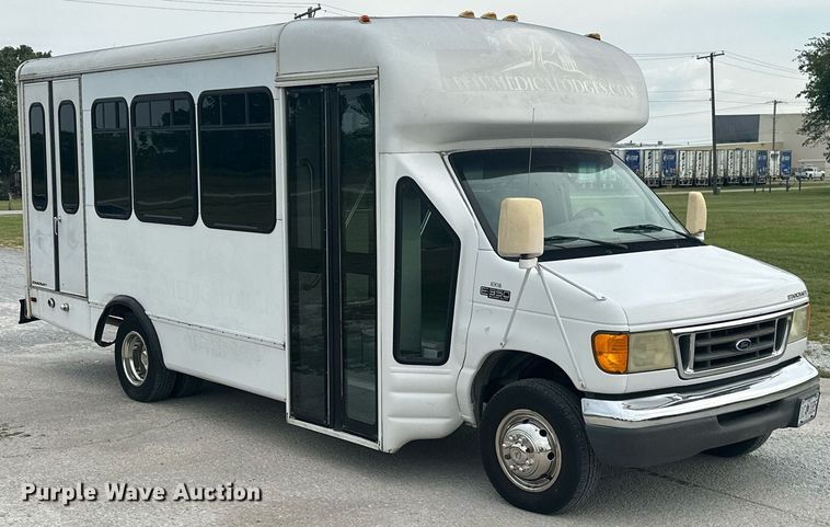 image for item KT9352 2004 Ford E350 Super Duty  shuttle bus