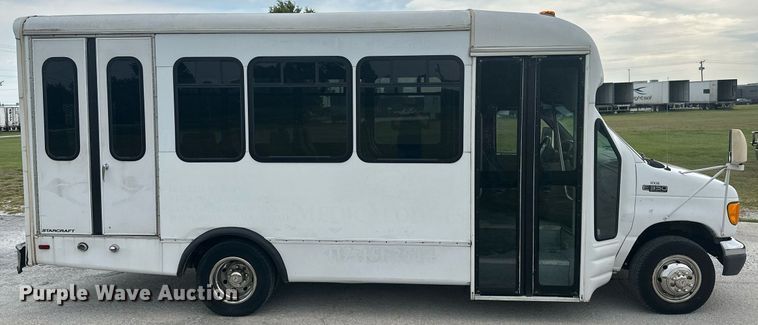 image for item KT9352 2004 Ford E350 Super Duty  shuttle bus