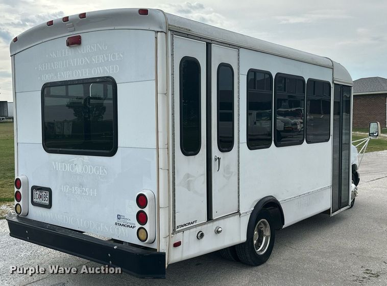 image for item KT9352 2004 Ford E350 Super Duty  shuttle bus