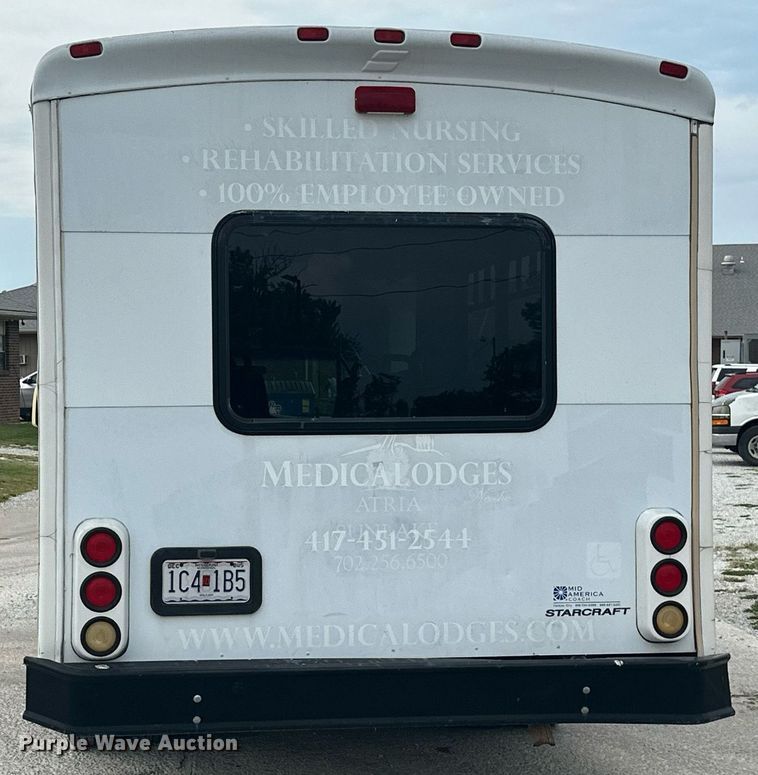 image for item KT9352 2004 Ford E350 Super Duty  shuttle bus