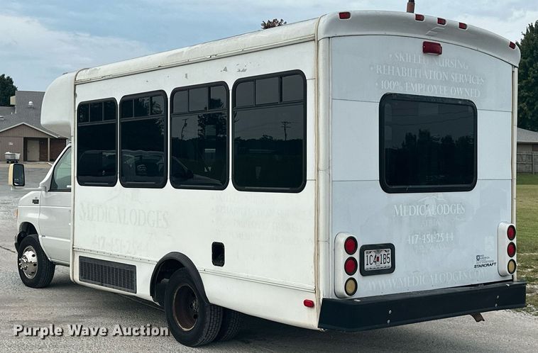 image for item KT9352 2004 Ford E350 Super Duty  shuttle bus