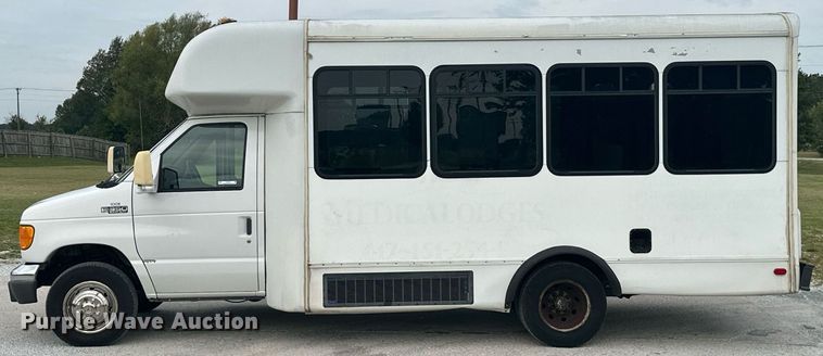 image for item KT9352 2004 Ford E350 Super Duty  shuttle bus
