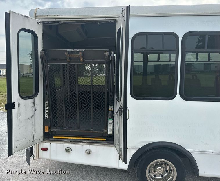 image for item KT9352 2004 Ford E350 Super Duty  shuttle bus