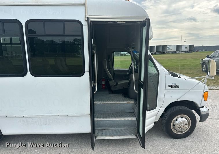 image for item KT9352 2004 Ford E350 Super Duty  shuttle bus