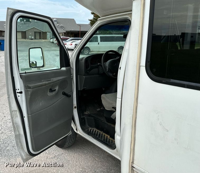 image for item KT9352 2004 Ford E350 Super Duty  shuttle bus
