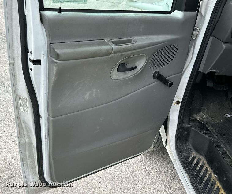 image for item KT9352 2004 Ford E350 Super Duty  shuttle bus