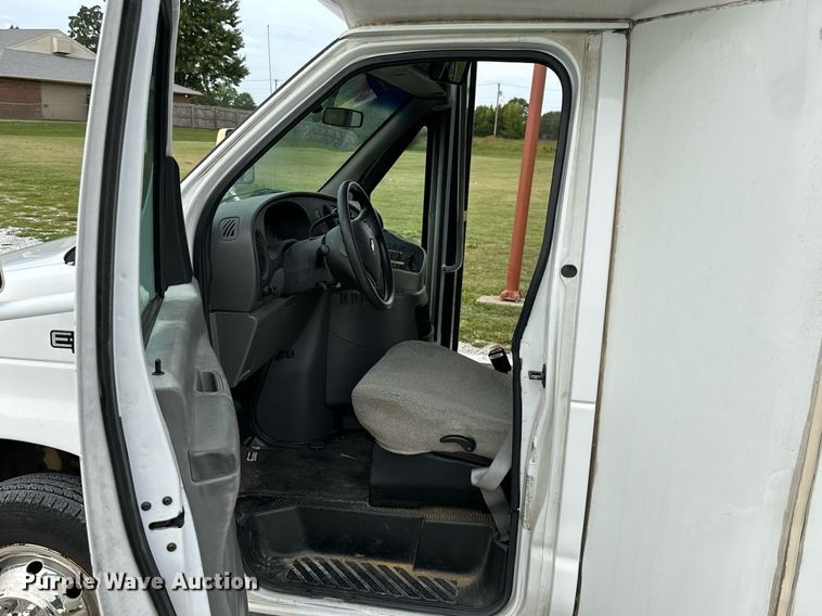 image for item KT9352 2004 Ford E350 Super Duty  shuttle bus