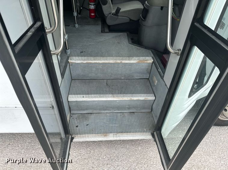 image for item KT9352 2004 Ford E350 Super Duty  shuttle bus