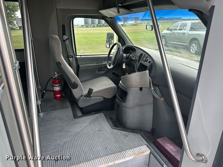image for item KT9352 2004 Ford E350 Super Duty  shuttle bus