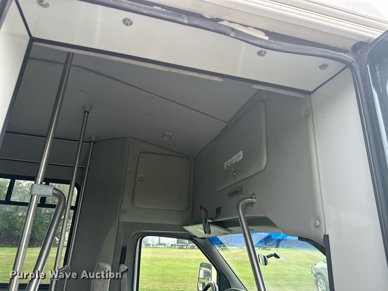 image for item KT9352 2004 Ford E350 Super Duty  shuttle bus