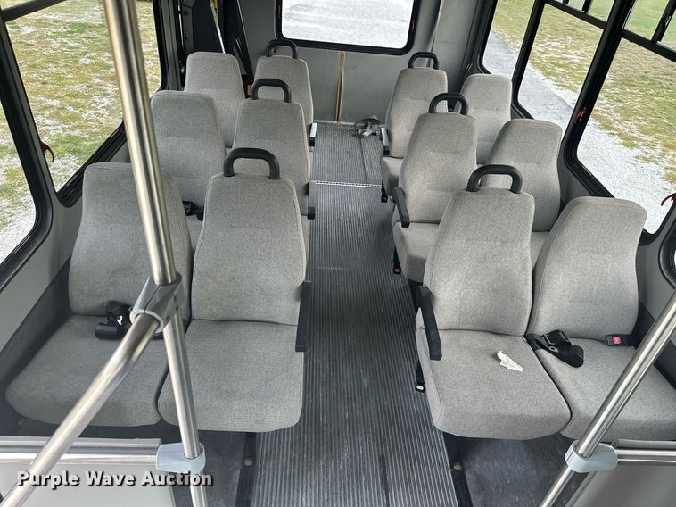 image for item KT9352 2004 Ford E350 Super Duty  shuttle bus