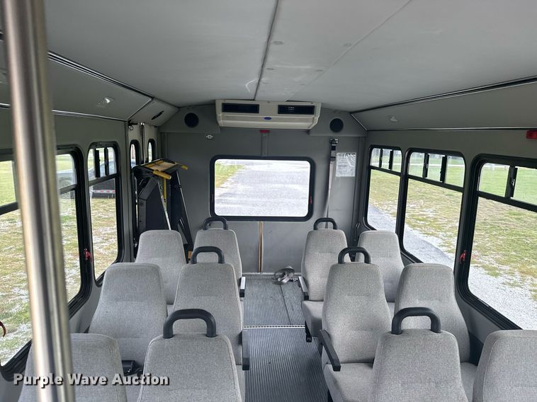 image for item KT9352 2004 Ford E350 Super Duty  shuttle bus