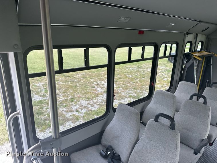 image for item KT9352 2004 Ford E350 Super Duty  shuttle bus