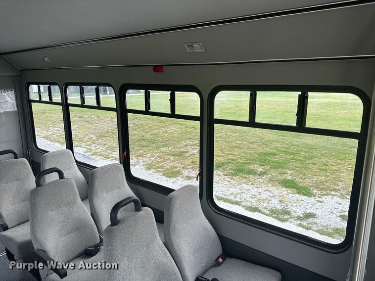 image for item KT9352 2004 Ford E350 Super Duty  shuttle bus